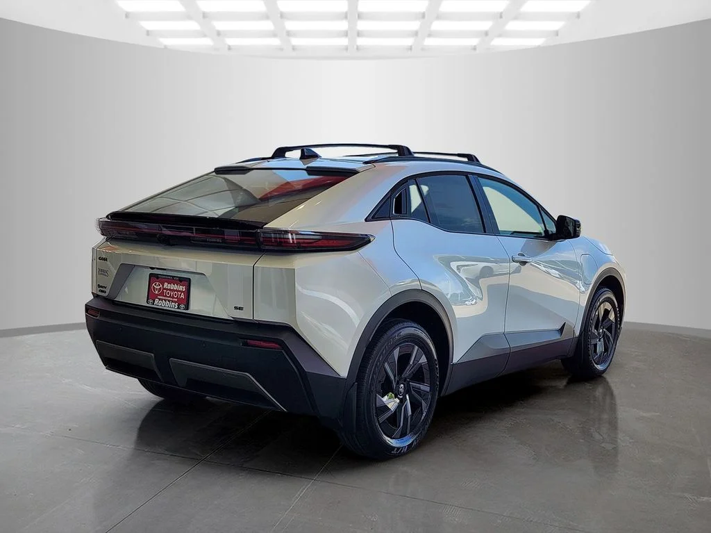 New 2026 Wind Chill Pearl <sup>1</sup> Toyota  SE image 3