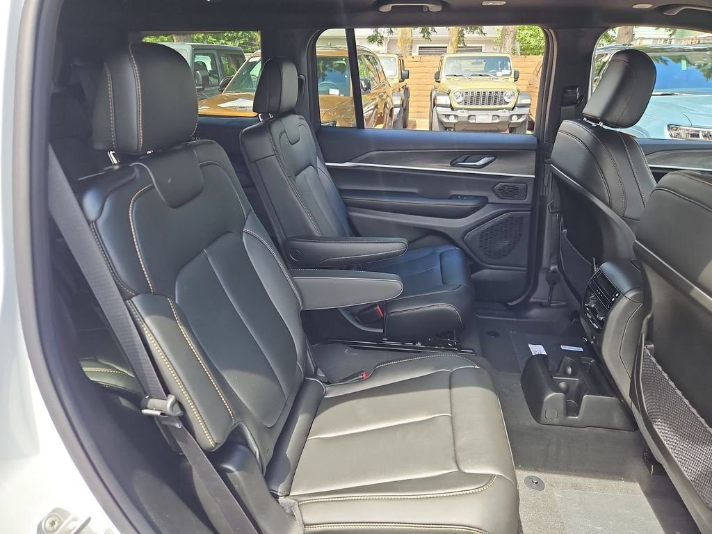 New 2026 Bright White Clear-Coat Exterior Paint Jeep Limited image 15