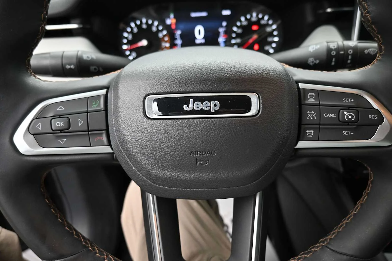 Used 2022 Diamond Black Crystal Pearlcoat Jeep Limited image 6