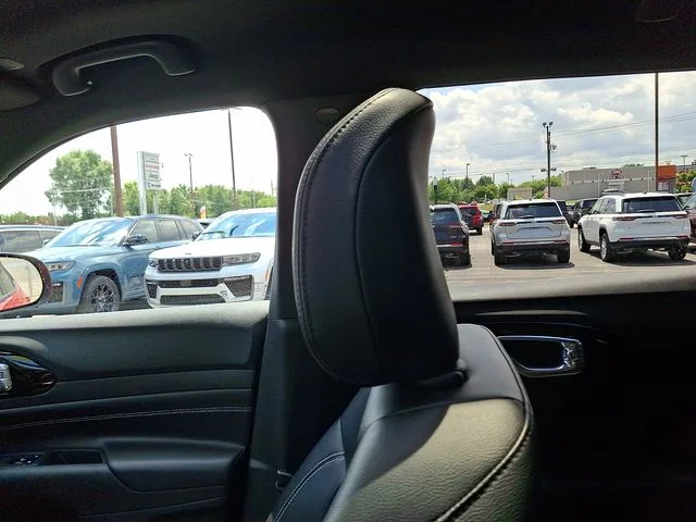 Used 2023 Red Jeep Latitude image 17
