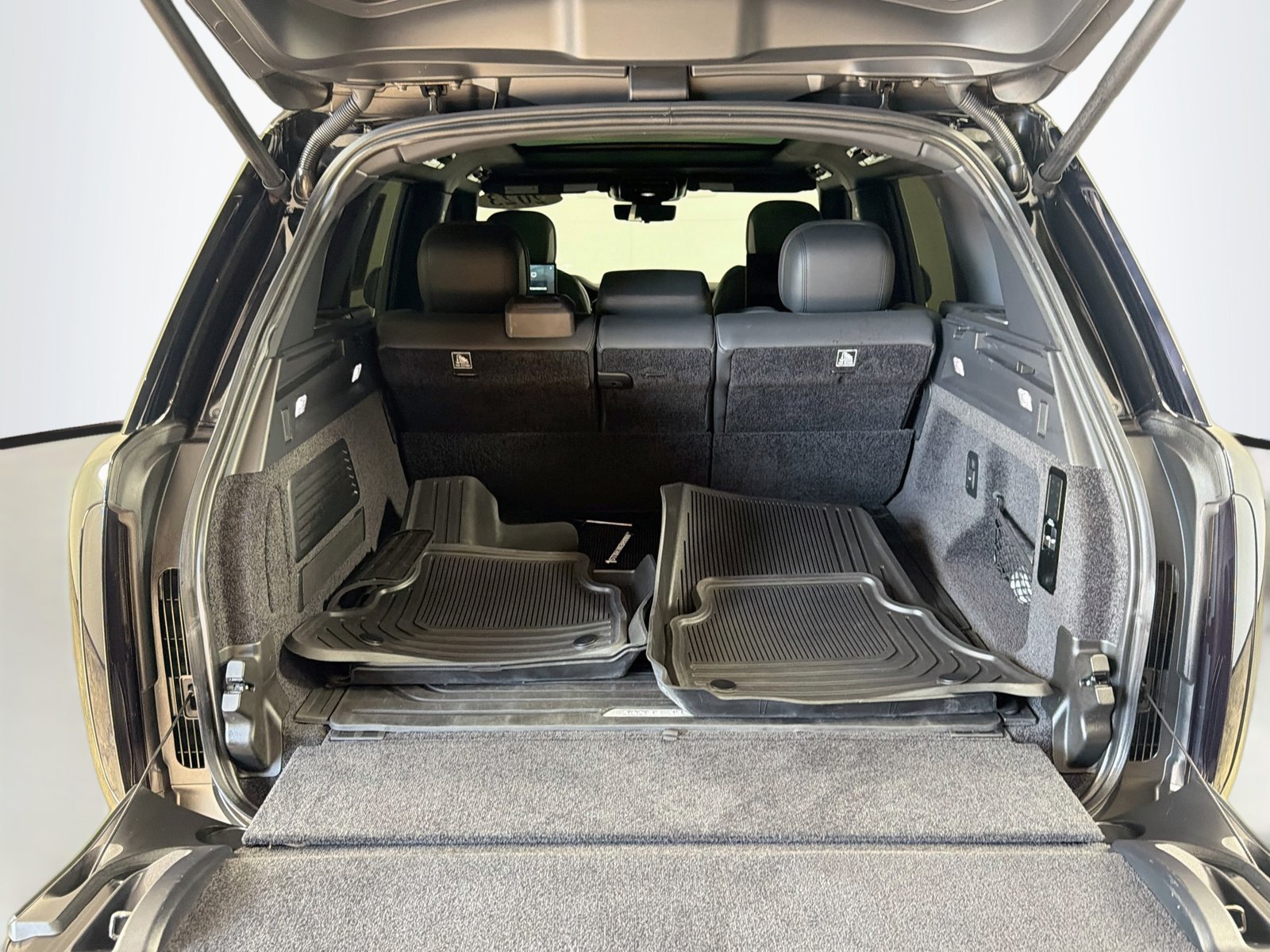 Used 2023 Santorini Black Metallic Land Rover Autobiography image 30