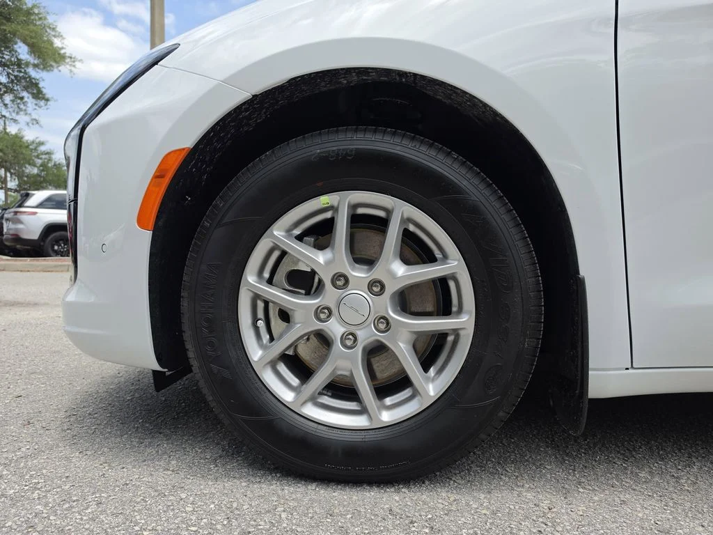 New 2027 Bright White Clear-Coat Exterior Paint Chrysler Select image 33