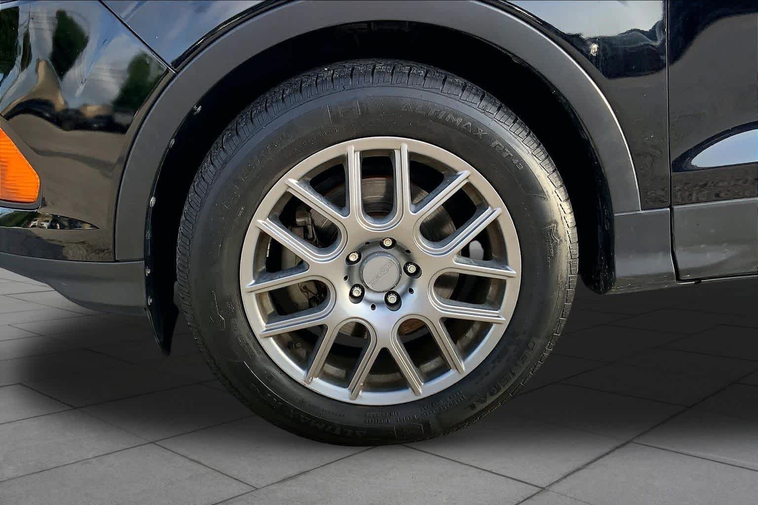 Used 2019 Agate Black Metallic Ford S image 9