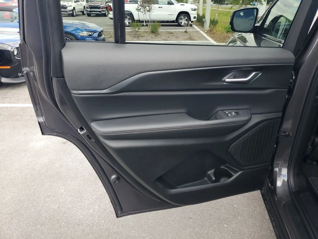 New 2025 Baltic Gray Metallic Clear-Coat Exterior Paint Jeep Altitude X image 27
