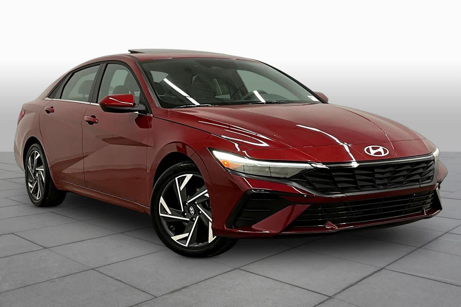 Used 2025 Ultimate Red Hyundai SEL Convenience image 3
