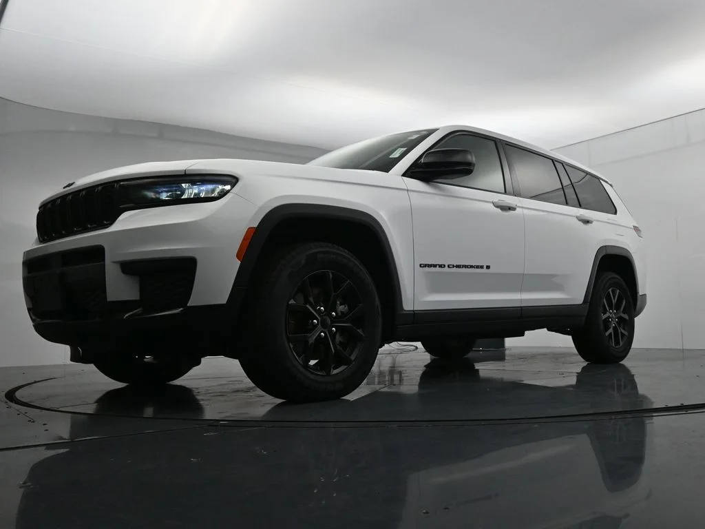 Used 2024 White Jeep Altitude image 30