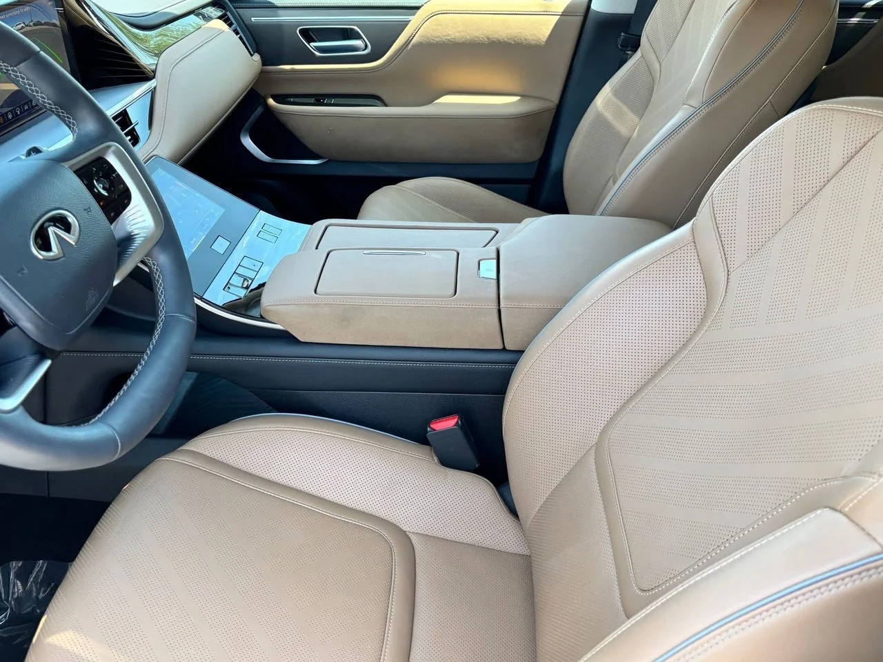 Certified Used 2025 Radiant White INFINITI Luxe image 17
