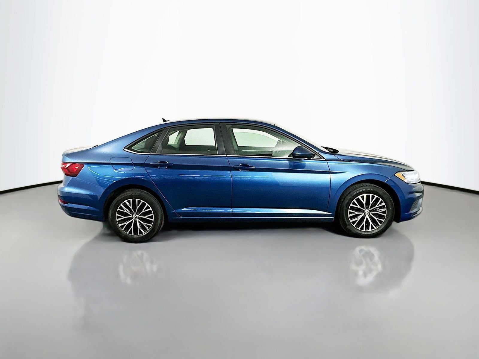 Used 2021 Blue Volkswagen 1.4T SE image 9