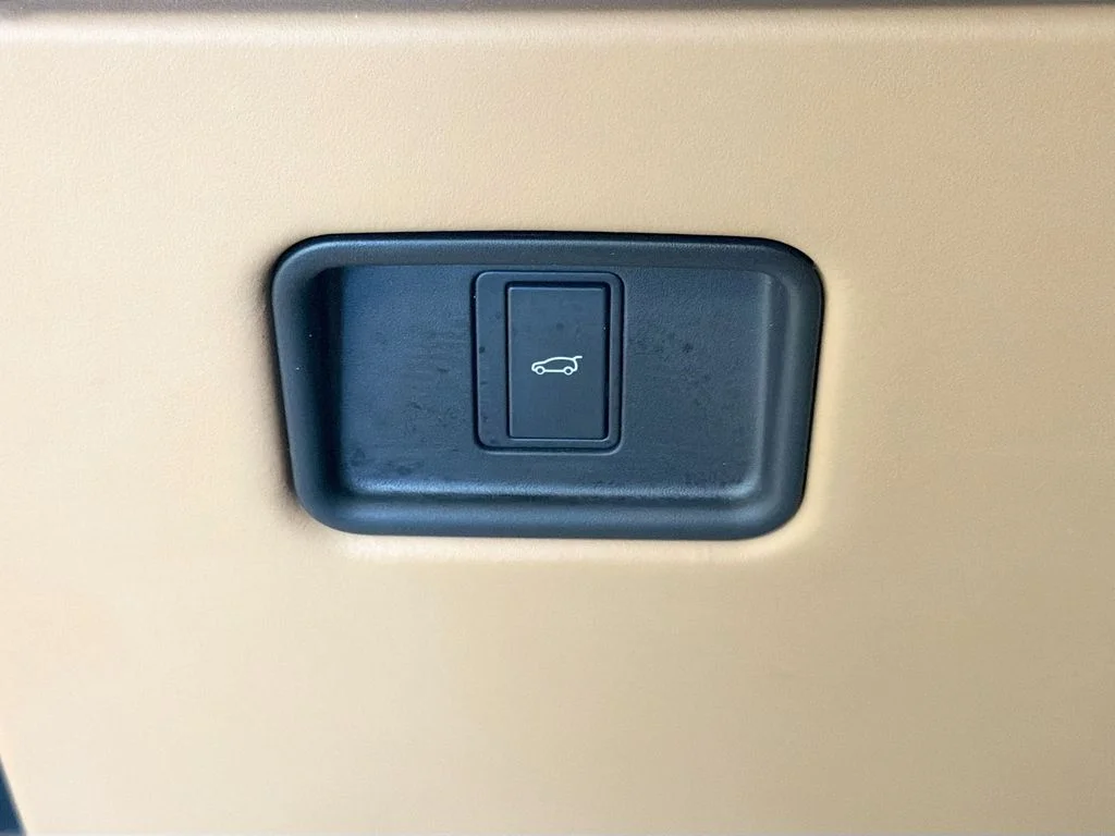 Certified Used 2025 British Racing Green SV Bespoke Ultra Met Gloss Land Rover Autobiography image 11