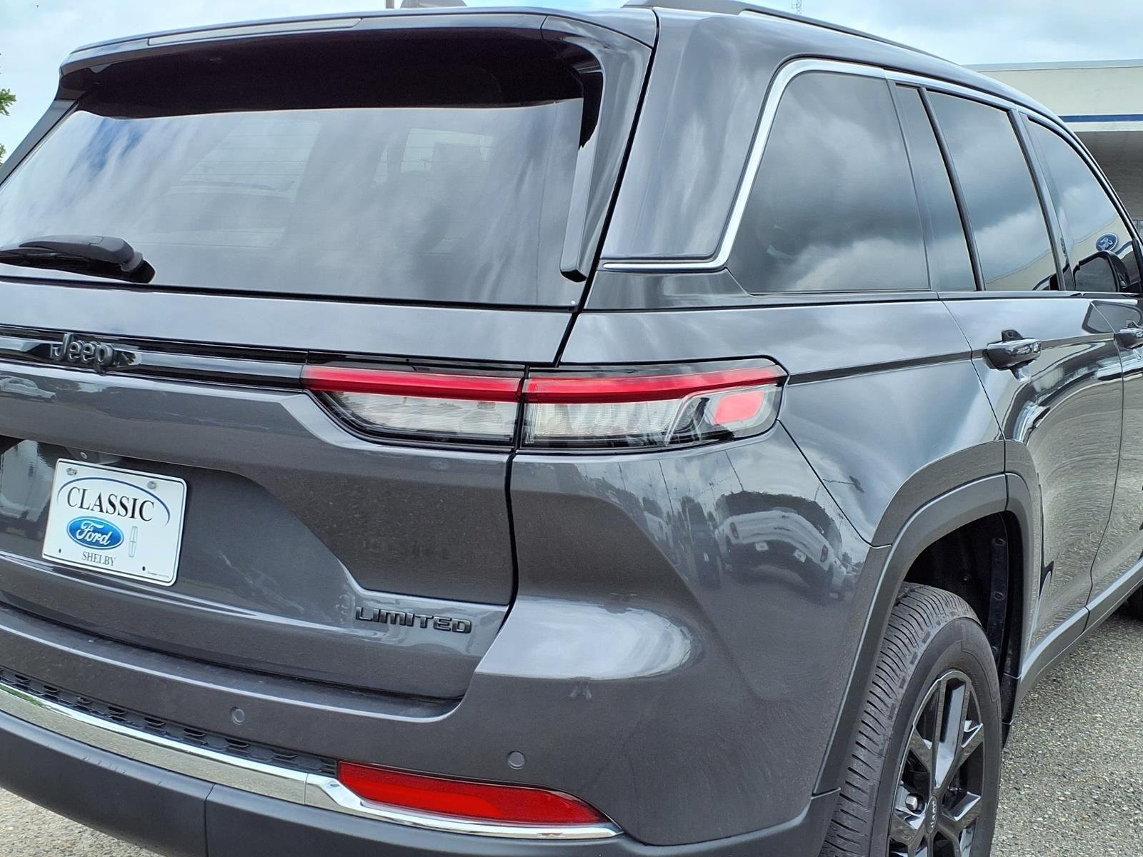 Used 2022 Baltic Gray Metallic Clearcoat Jeep Limited image 19