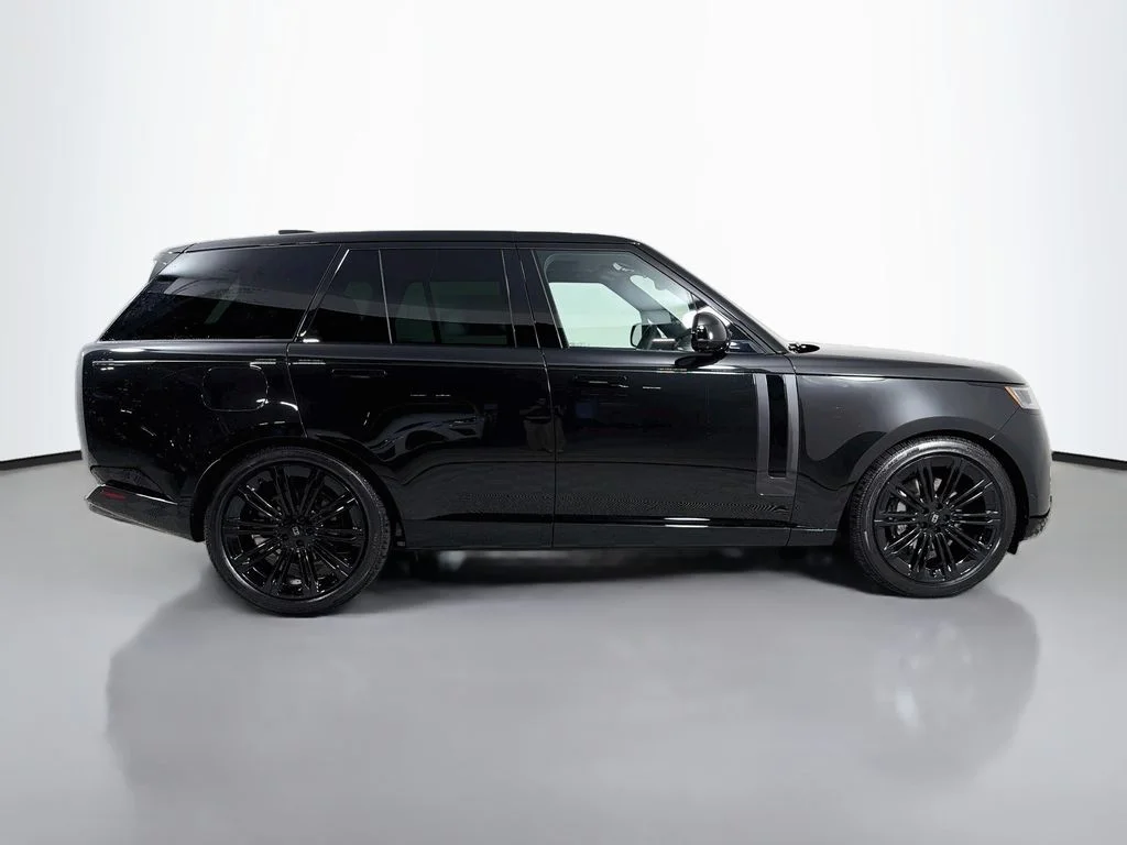 New 2027 Santorini Black Land Rover SE image 4