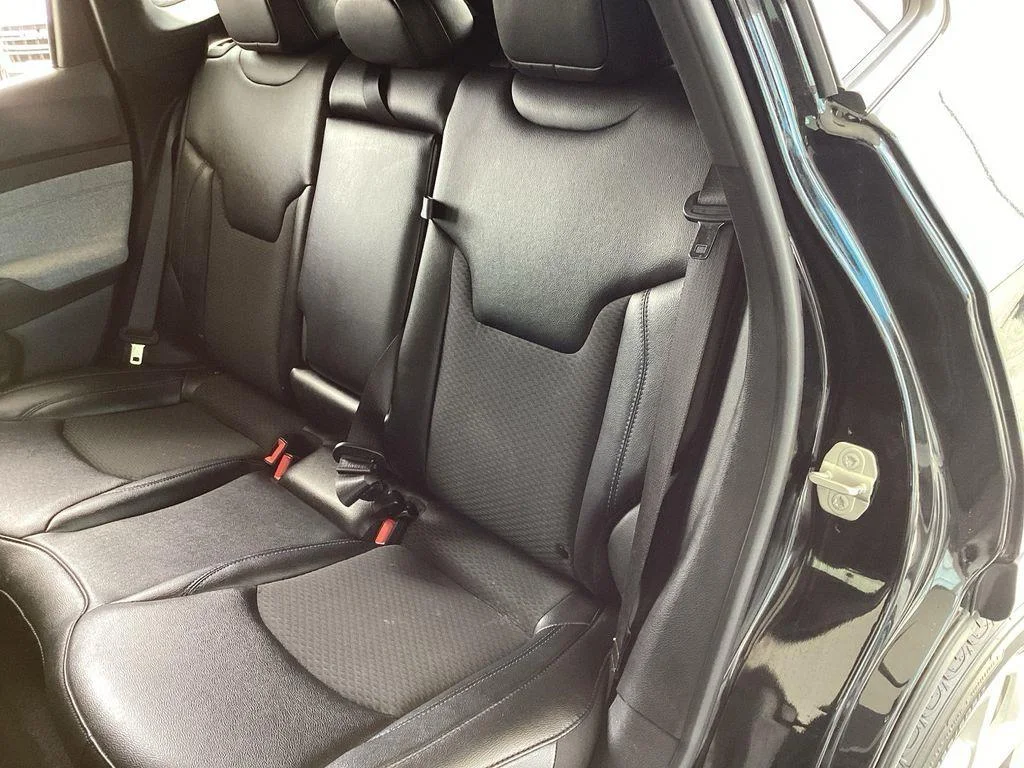 Used 2024 Diamond Black Crystal Pearlcoat Jeep Latitude image 12