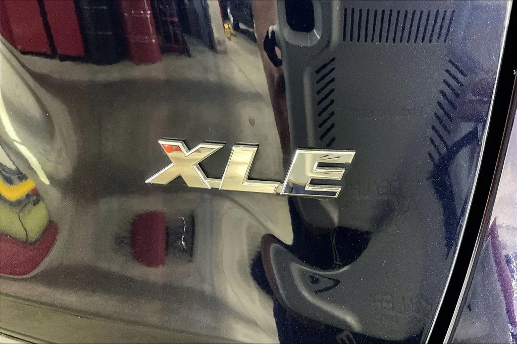 Used 2022 Blue Toyota XLE Premium image 11