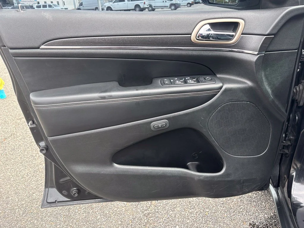 Used 2015 Black Jeep Limited image 28