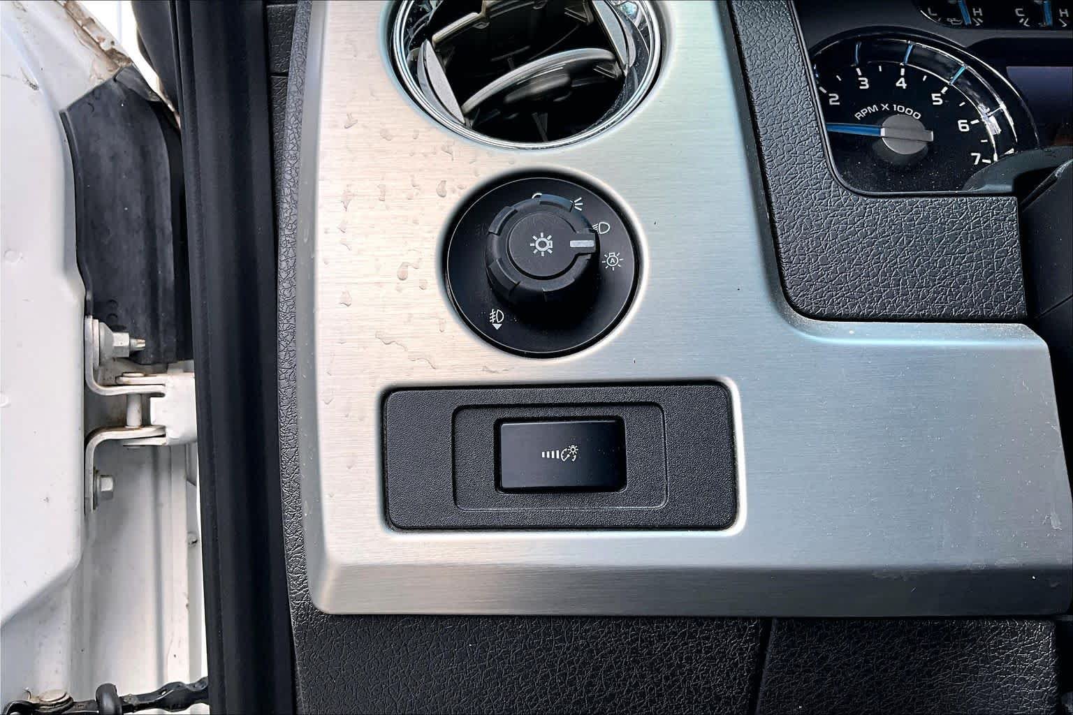 Used 2014 White Platinum Metallic Tri-Coat Ford Platinum image 31