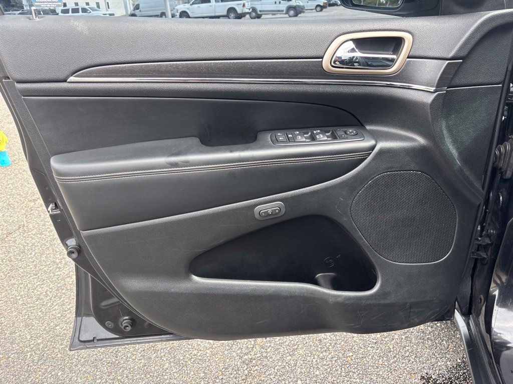 Used 2015 Black Jeep Limited image 28