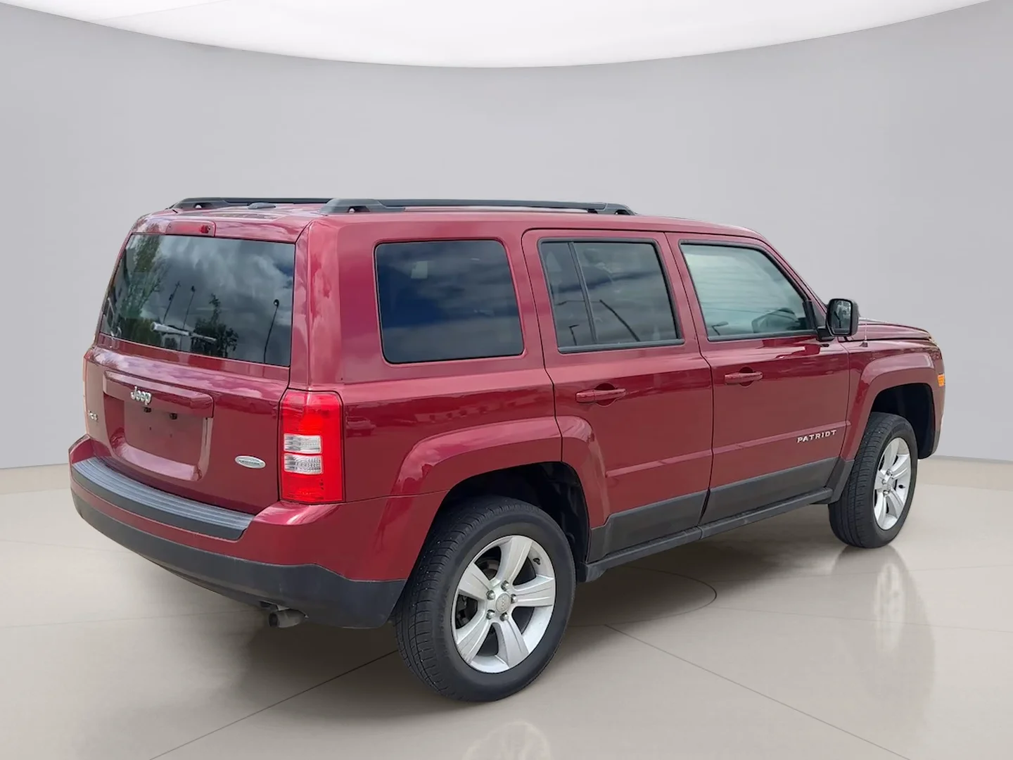 Used 2017 Red Jeep LATITUDE image 6