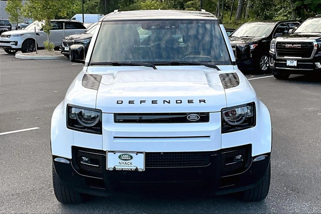 Used 2024 White Land Rover X-Dynamic SE image 3