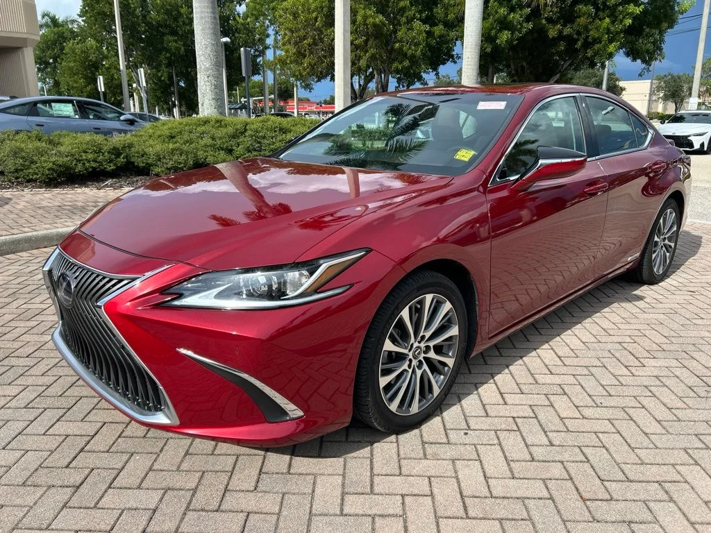 Used 2019 Red Lexus 300h image 7
