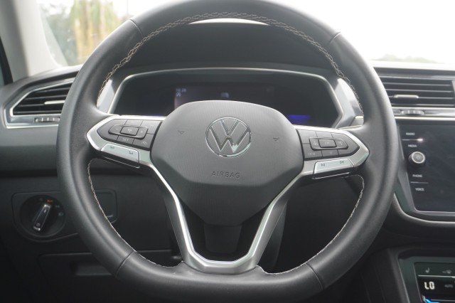 Used 2023 WHITE Volkswagen SE image 27