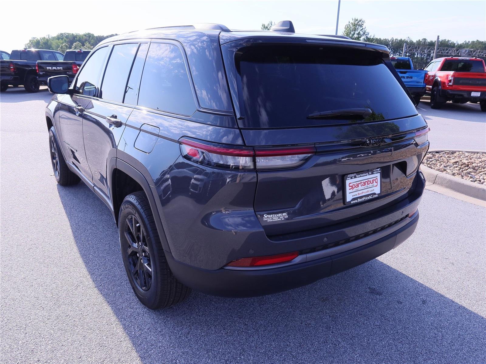 New 2026 Baltic Gray Metallic Clear-Coat Exterior Paint Jeep Laredo Altitude image 4