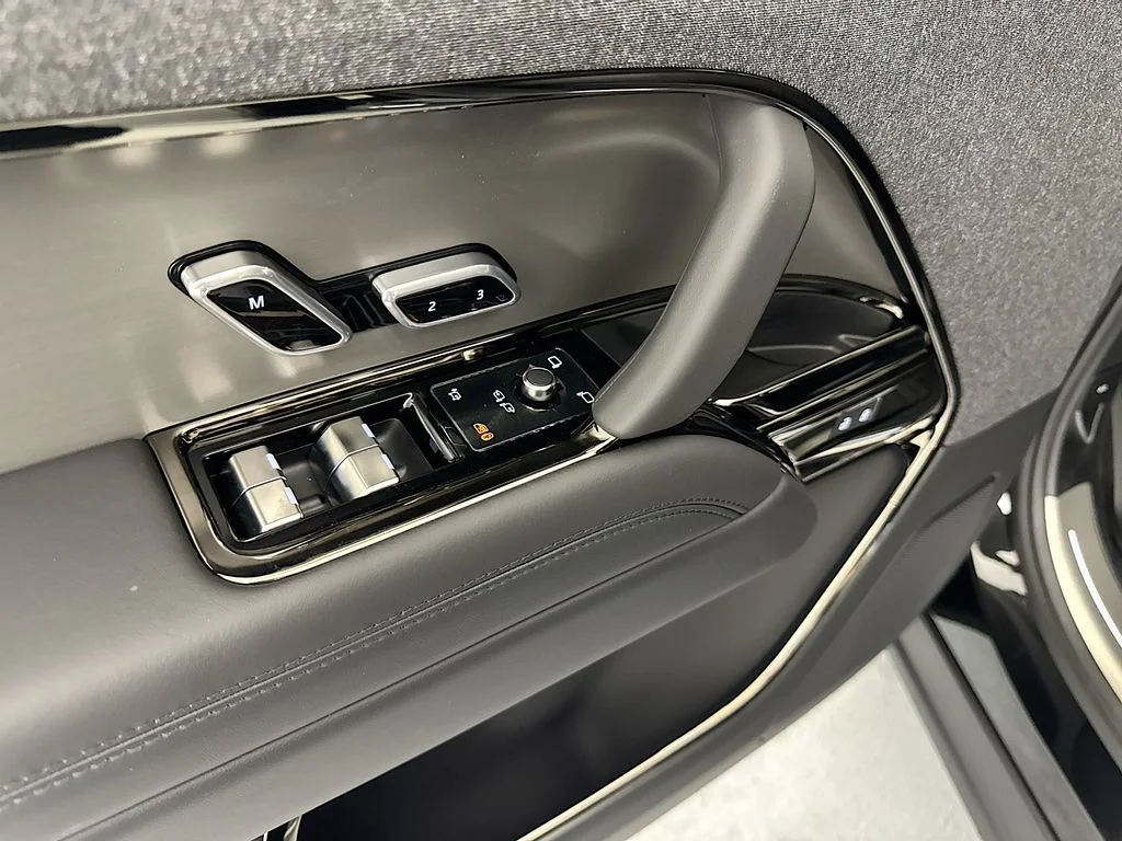 New 2026 Santorini Black Land Rover SE image 18