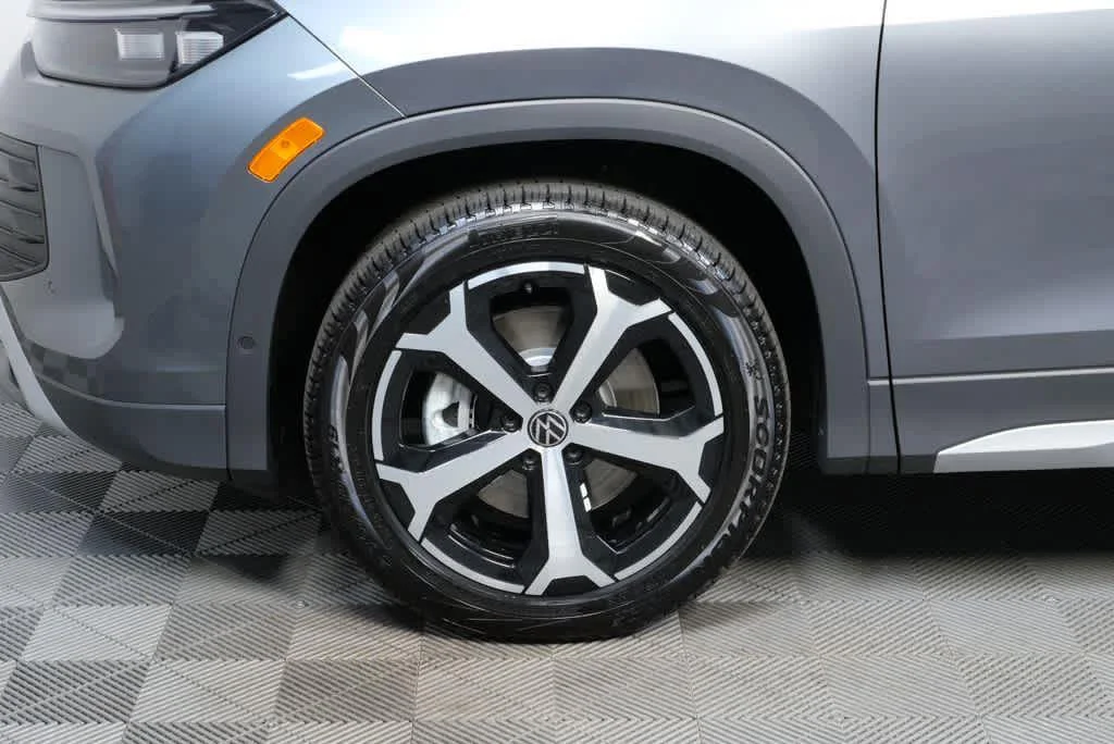 New 2026 Platinum Gray Metallic Volkswagen SE image 32
