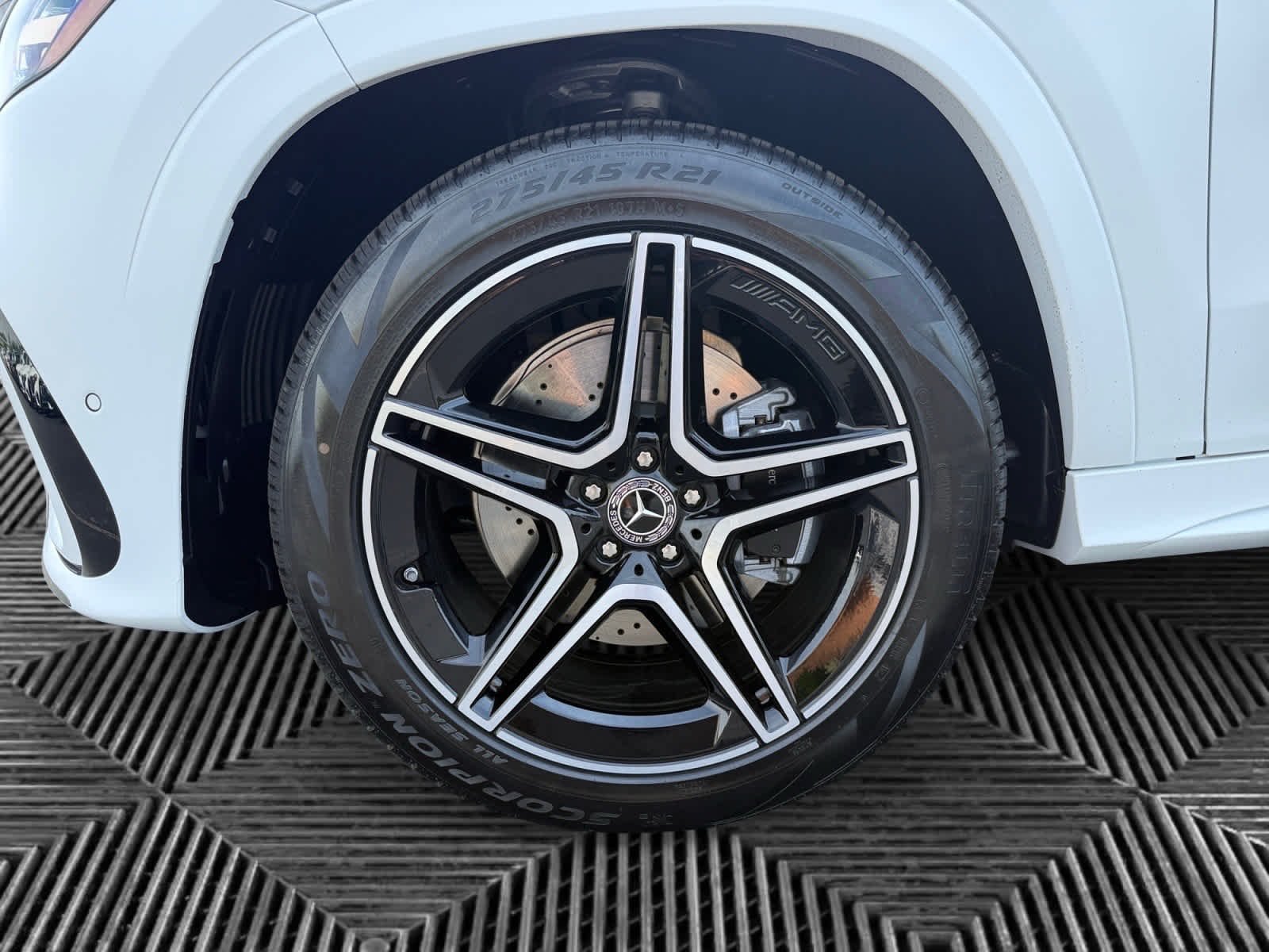 New 2026 MANUFAKTUR Moonlight White Magno Mercedes-Benz GLS 450 image 9