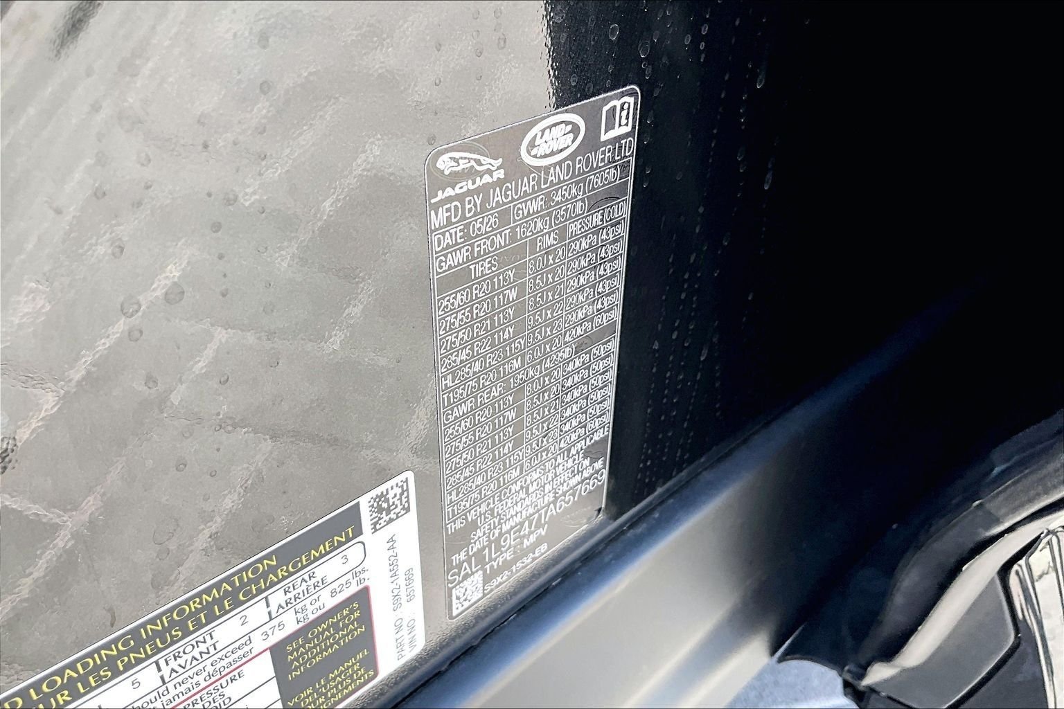 New 2026 Santorini Black Land Rover Dynamic SE image 13