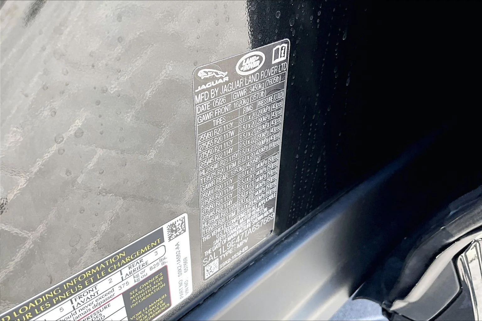 New 2026 Santorini Black Land Rover Dynamic SE image 13