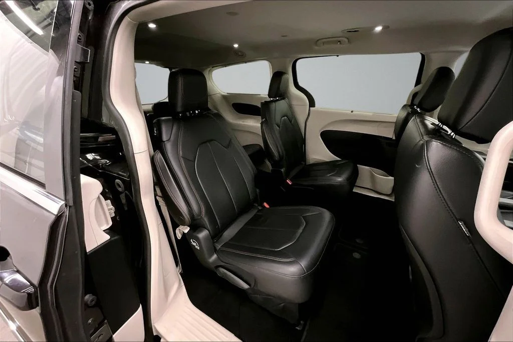 Used 2018 Red Chrysler Touring L image 24