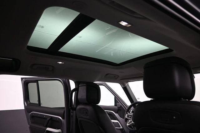 Used 2020  Land Rover SE image 25