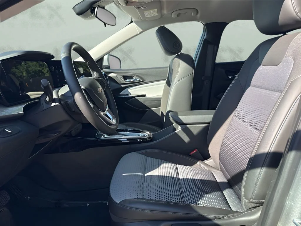 Used 2025 Sterling Gray Metallic Chevrolet LT image 9
