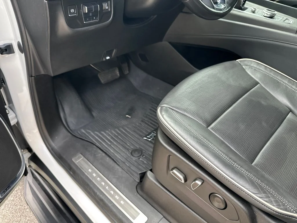 Used 2022 White Cadillac Sport image 23