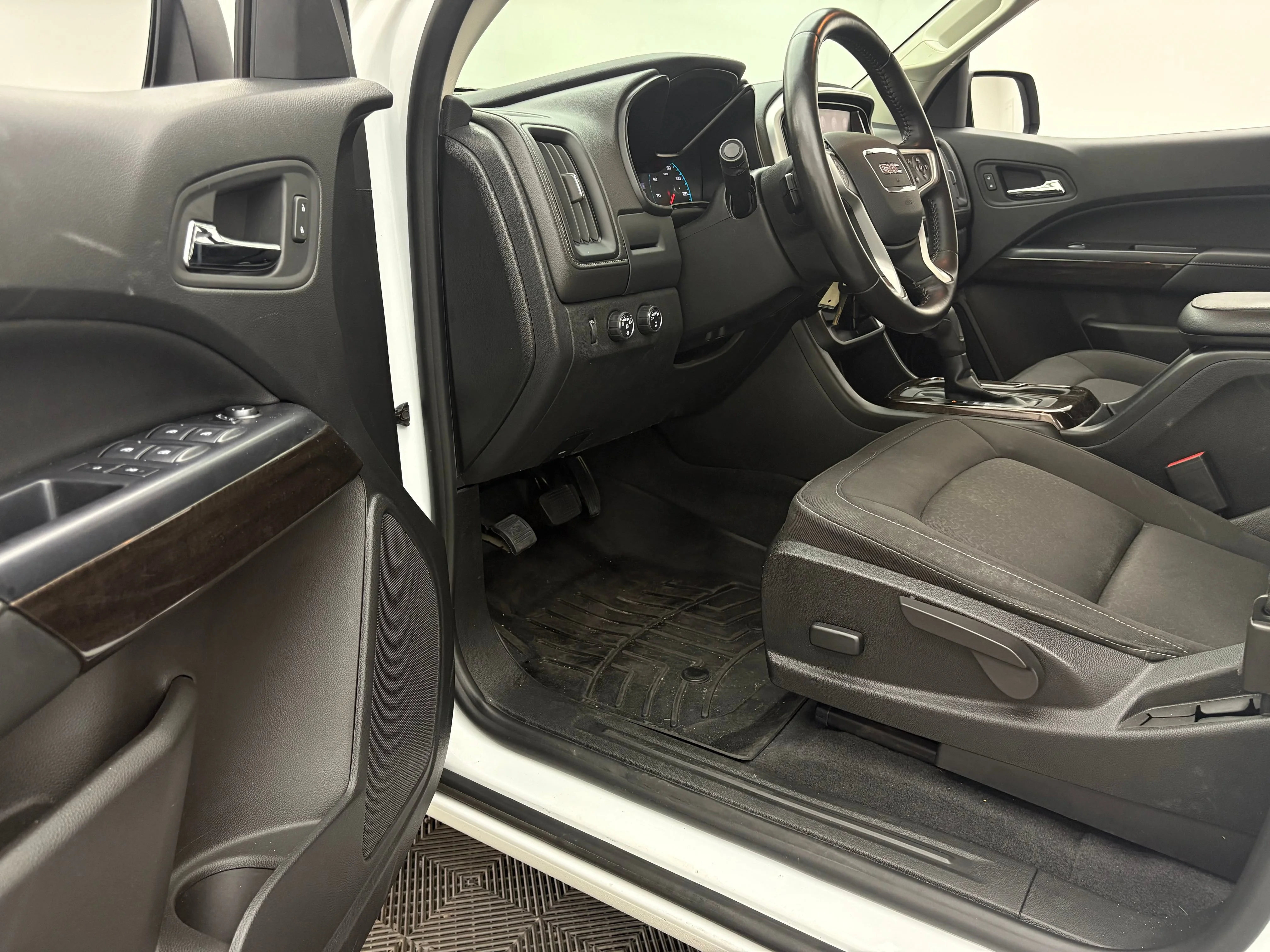 Used 2020 SUMMIT WHITE GMC 4WD SLE image 13
