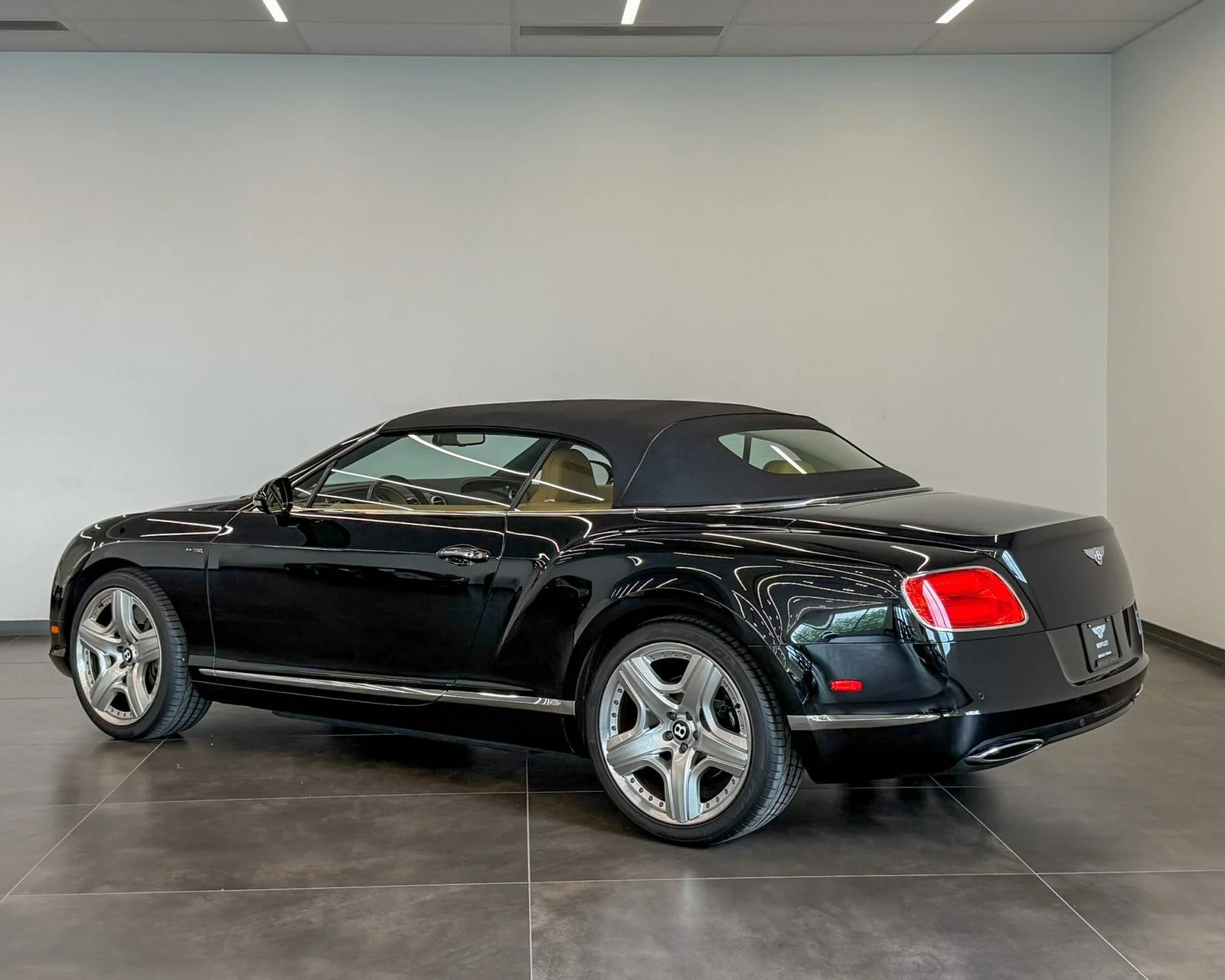 Used 2014 Black Bentley Base image 3