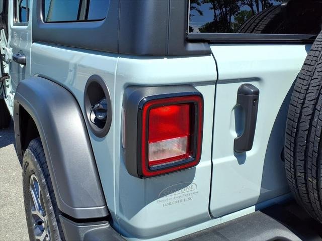New 2026 Earl Clearcoat Jeep Sport S image 16