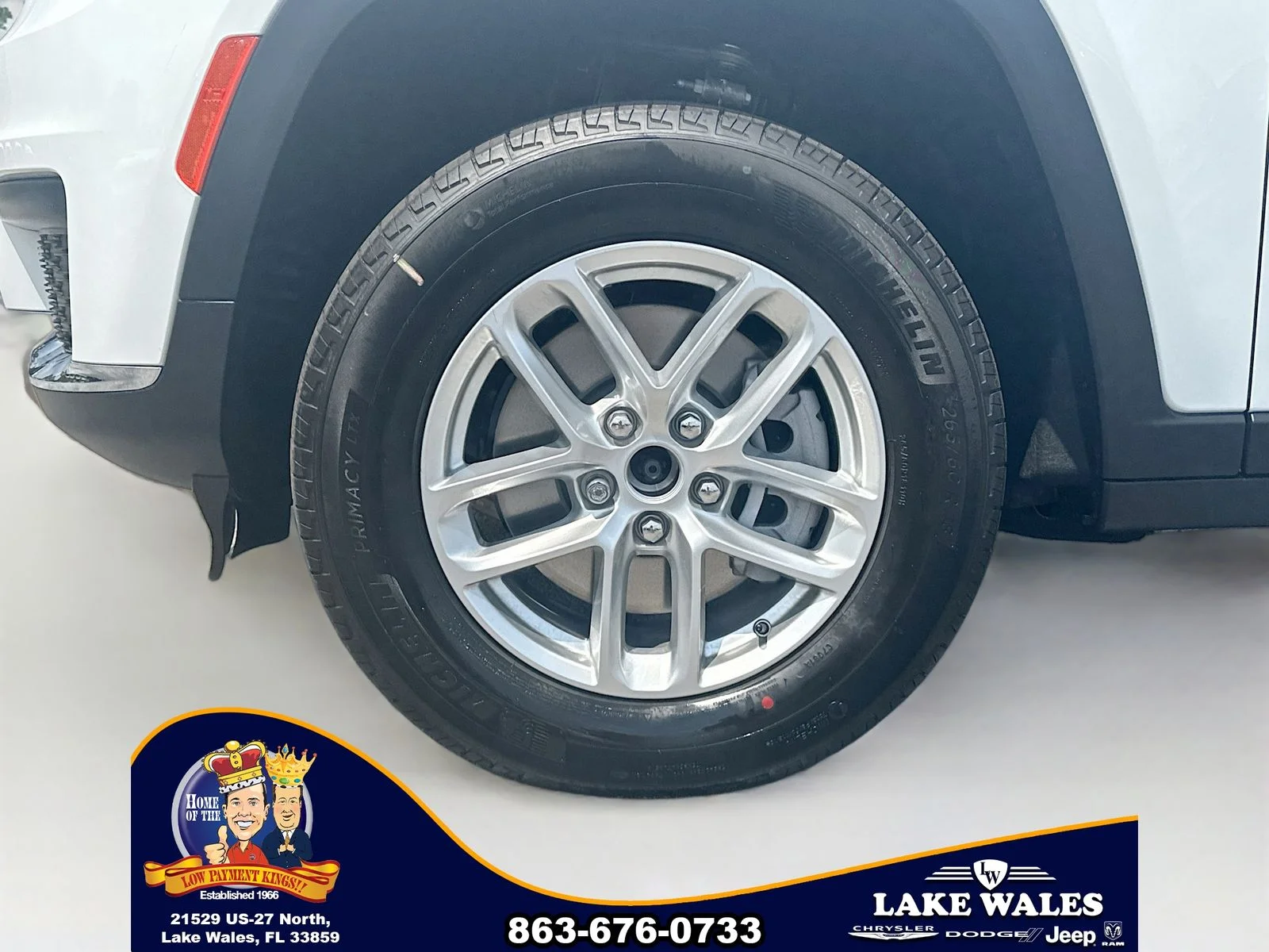 New 2026 Bright White Clear-Coat Exterior Paint Jeep Laredo X image 31