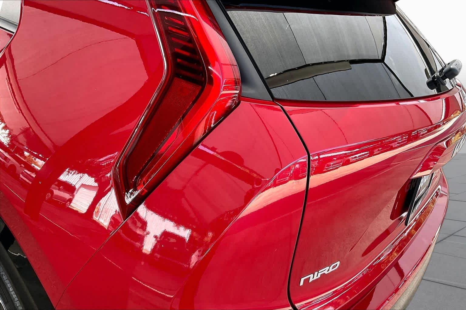 Used 2023 Runway Red Kia Wind image 27
