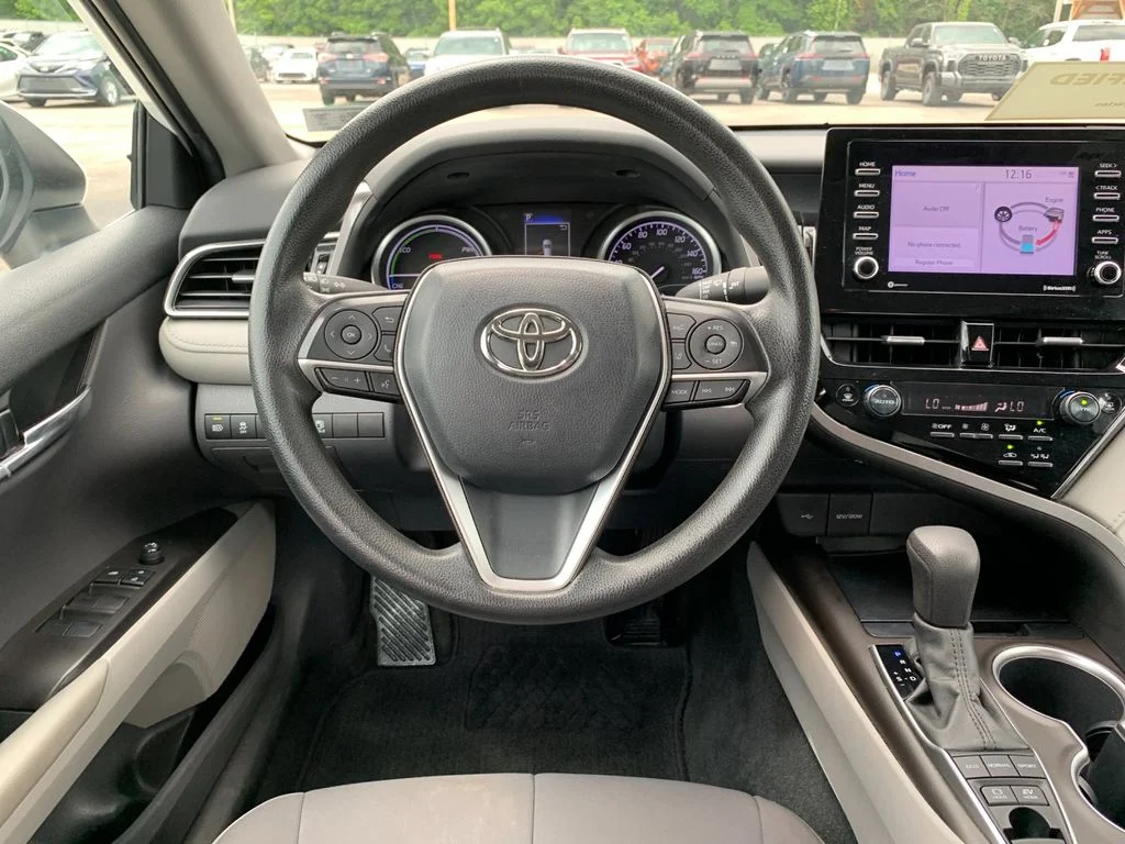 Used 2022 White Toyota LE image 17