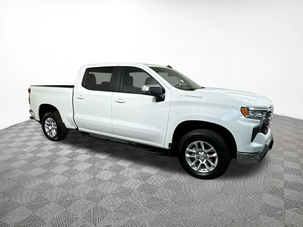 Used 2024 Summit White Chevrolet LT image 5