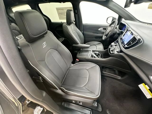 New 2026 Diamond Black Crystal Pearl-Coat Exterior Paint Chrysler Limited image 28
