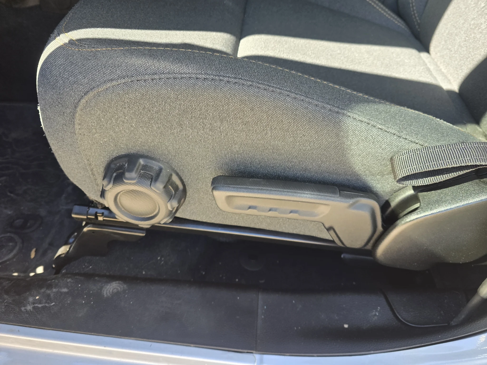Used 2024 Silver Zynith Clearcoat Jeep Sport S image 17