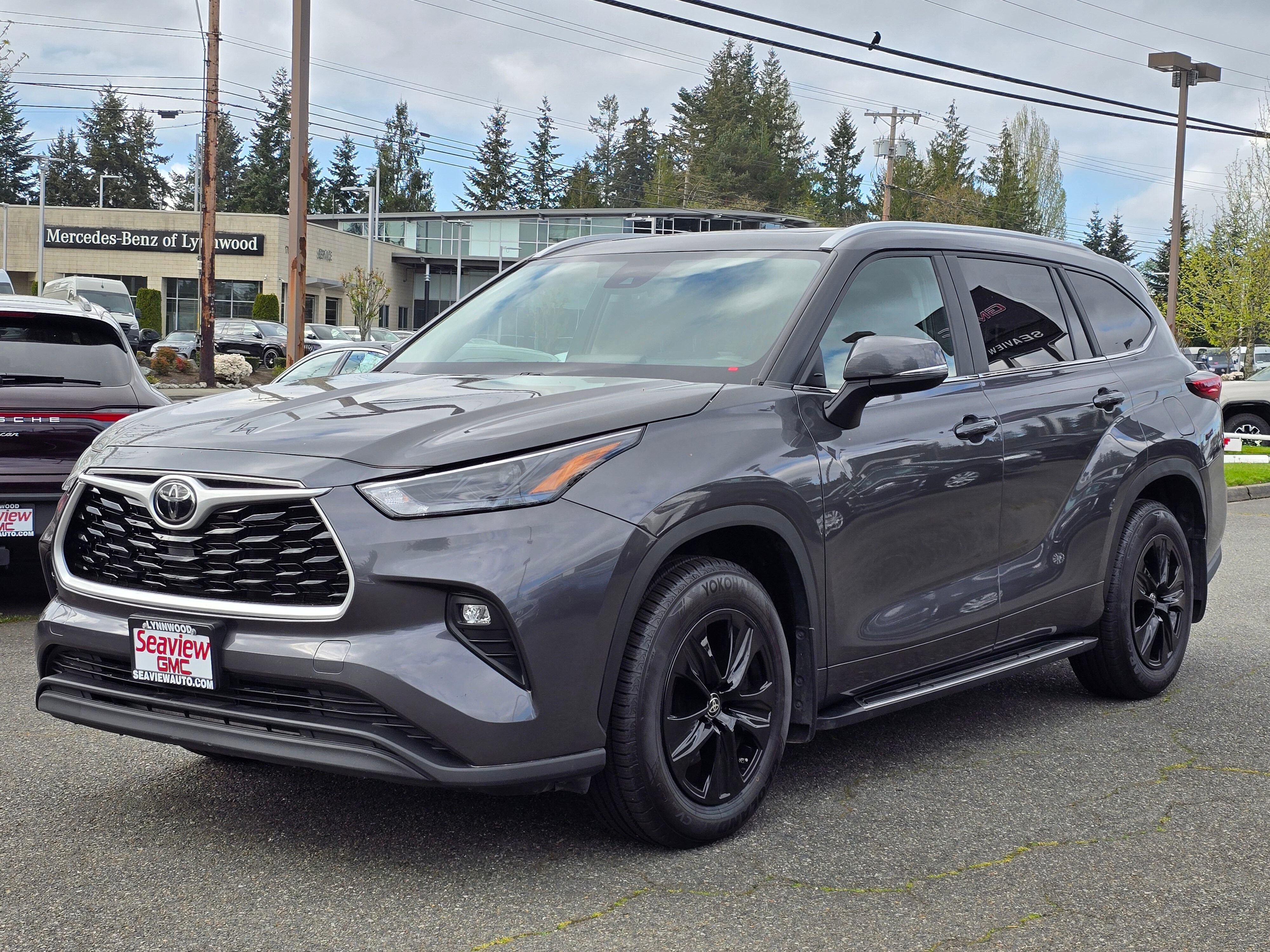 Used 2023  Toyota L image 3