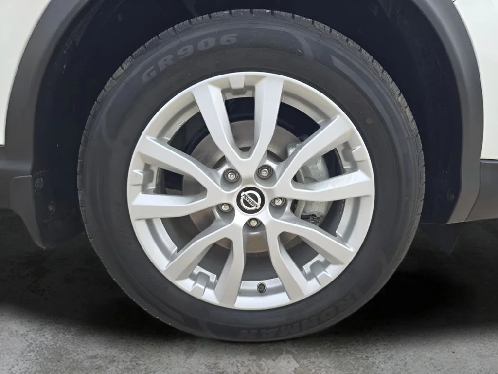 Used 2022 White Nissan SV image 37