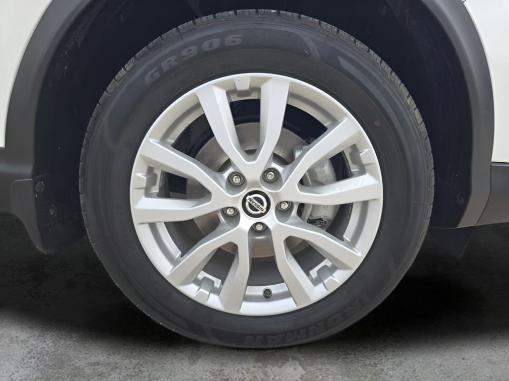 Used 2022 White Nissan SV image 37
