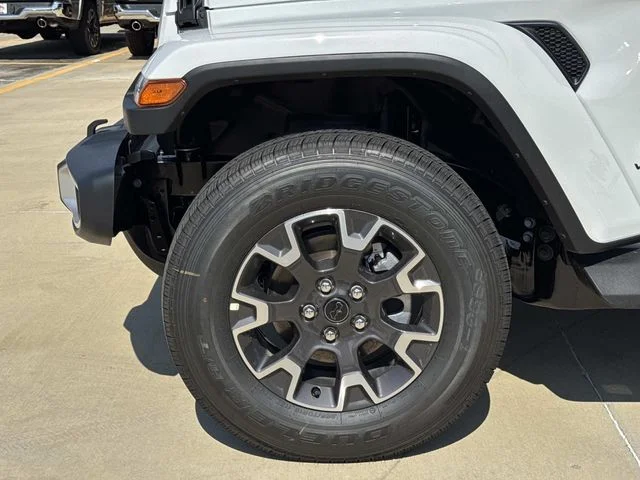 New 2026 Bright White Clear-Coat Exterior Paint Jeep Sahara image 4