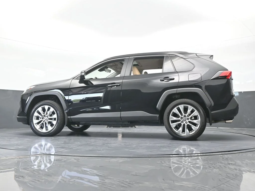 Used 2025 Midnight Black Metallic Toyota XLE Premium image 60