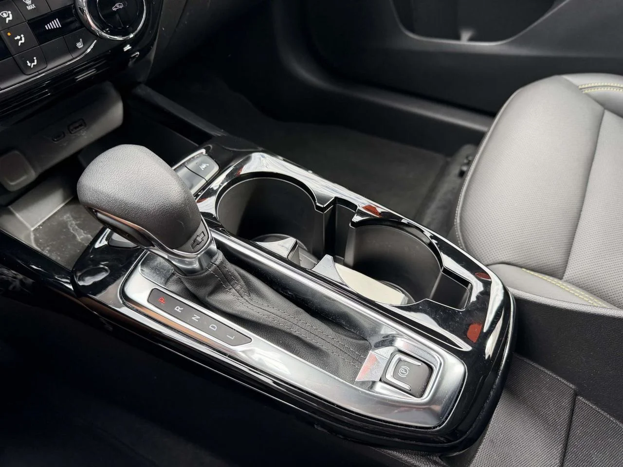 Used 2025 Summit White Chevrolet FWD ACTIV image 29