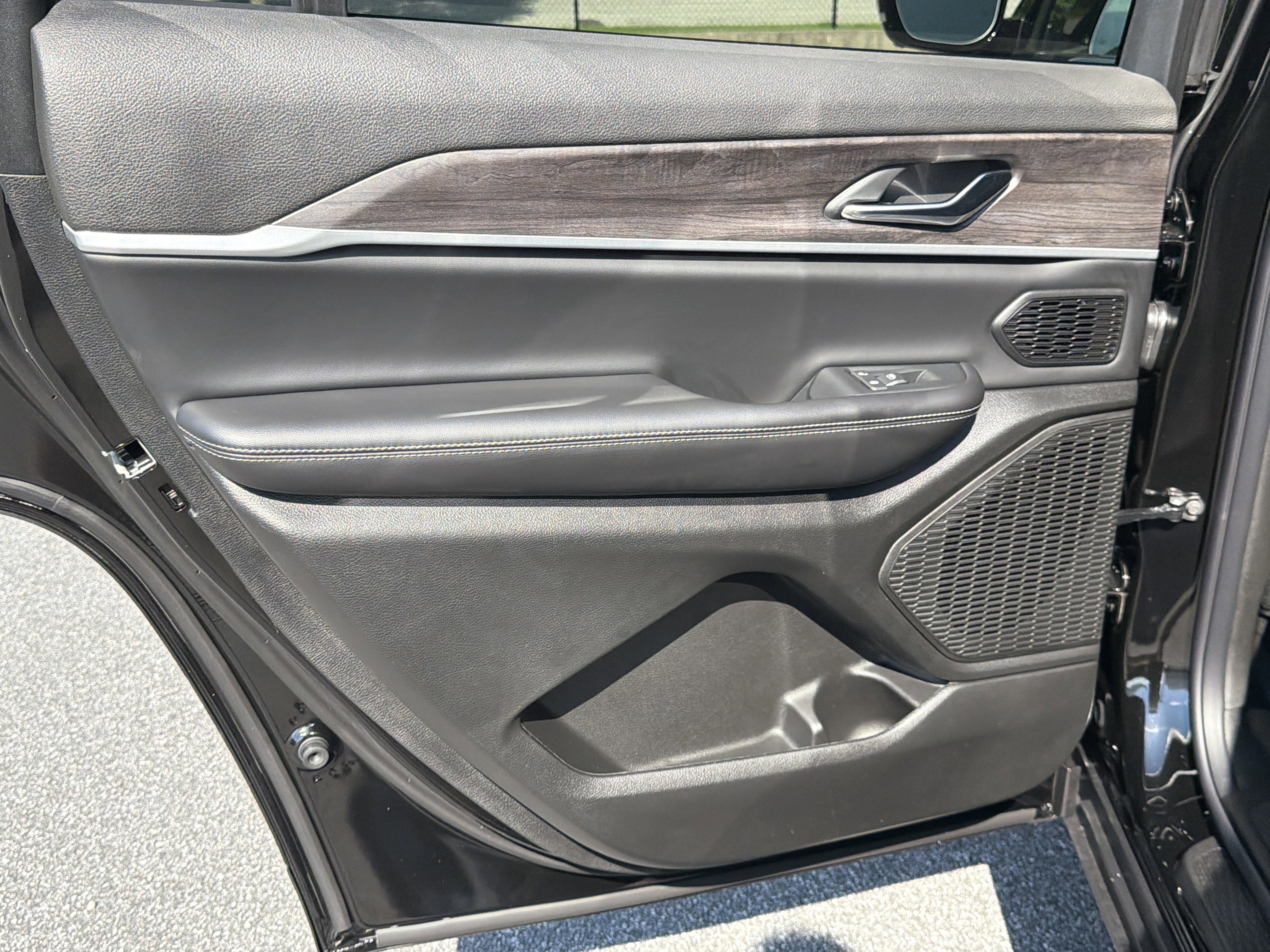New 2026 Diamond Black Crystal Pearlcoat Jeep Limited image 27